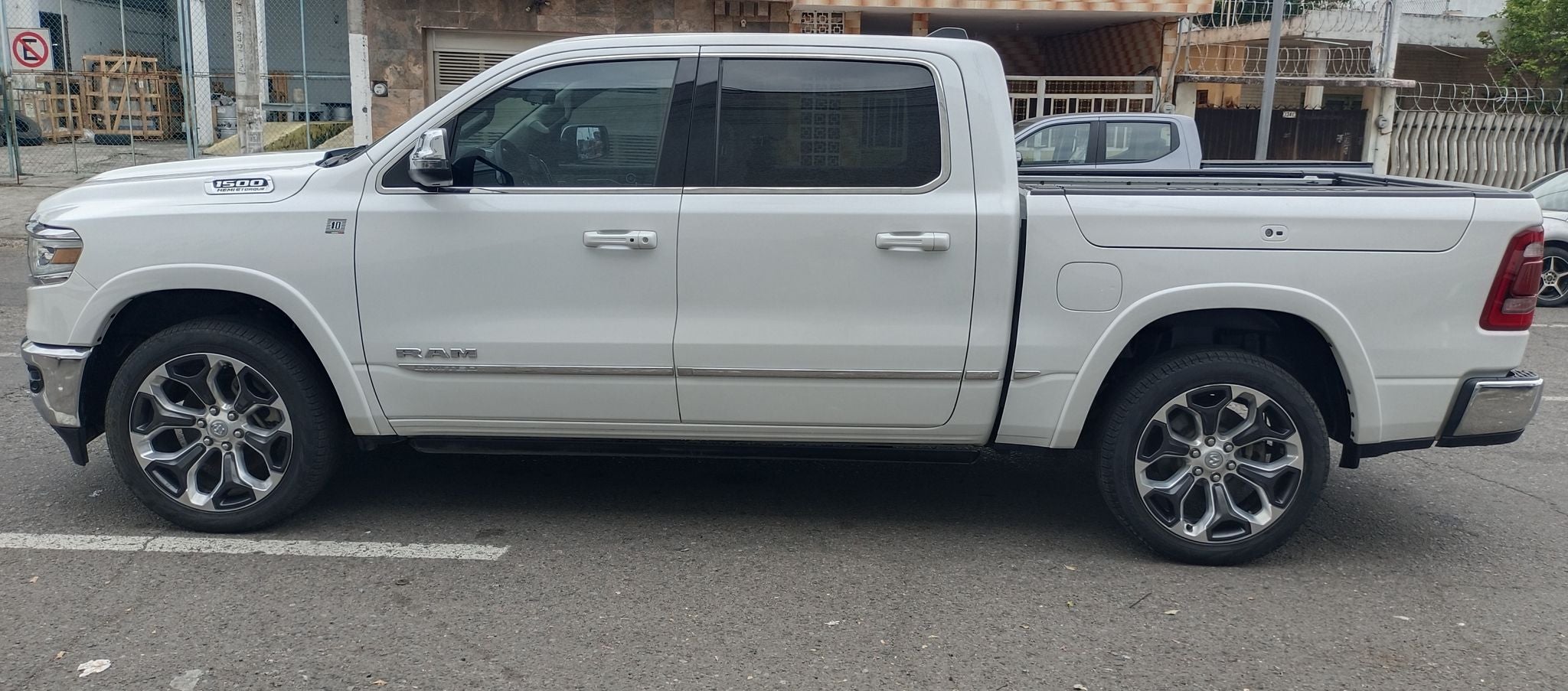 2024 RAM 1500 5.7 V8 Limited Mild-Hybrid Crew Cab At