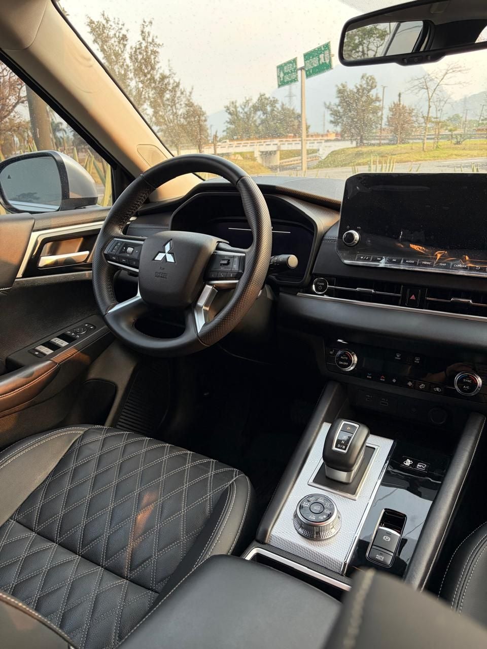 2025 Mitsubishi Outlander PHEV LIMITED